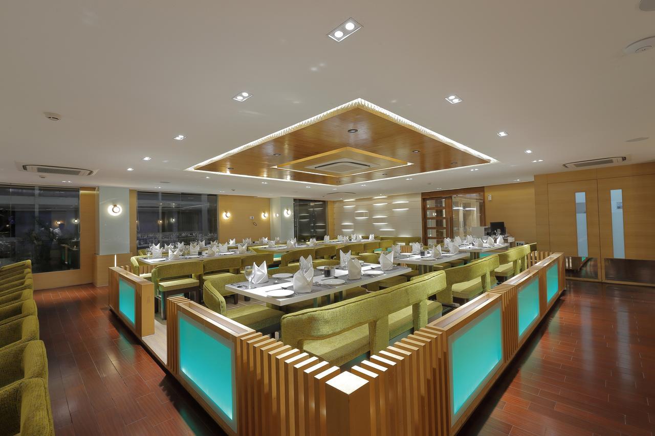 Hotel Silver Heights Ahmadabad Zewnętrze zdjęcie