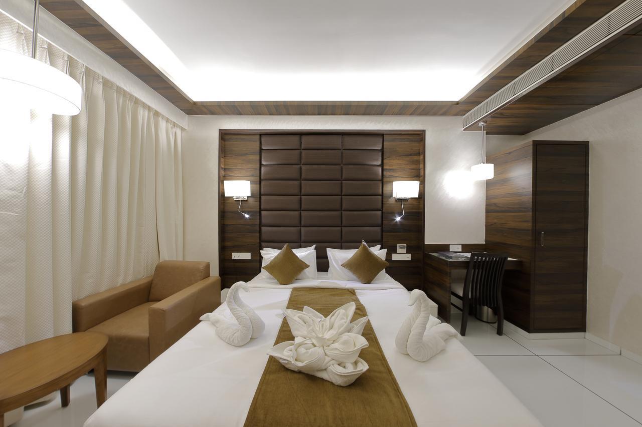 Hotel Silver Heights Ahmadabad Zewnętrze zdjęcie