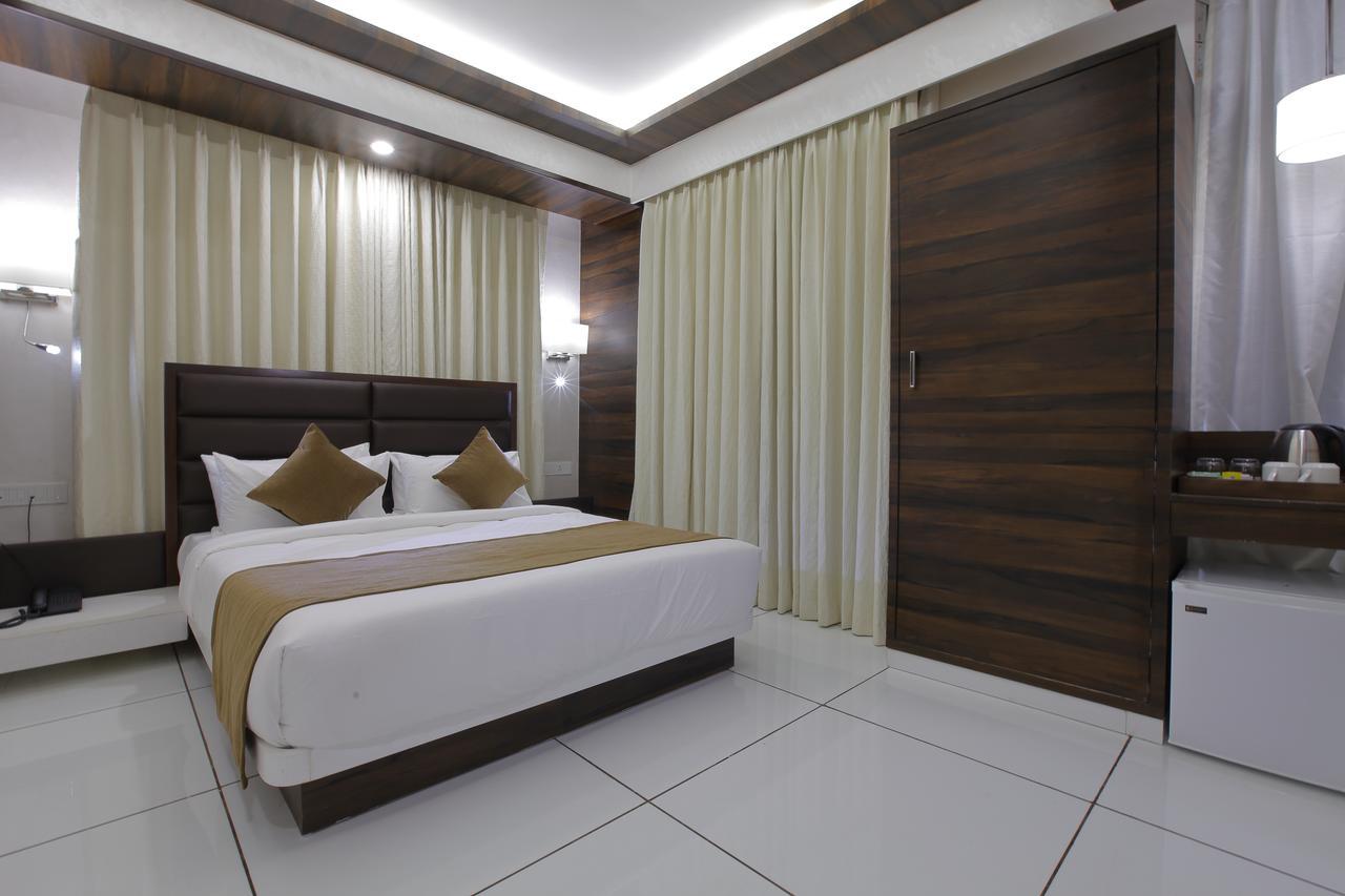 Hotel Silver Heights Ahmadabad Zewnętrze zdjęcie