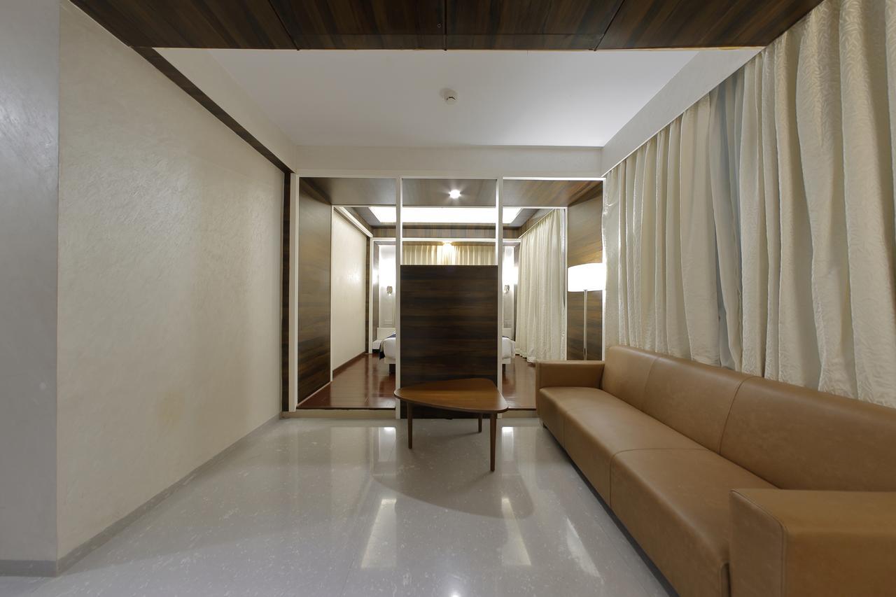 Hotel Silver Heights Ahmadabad Zewnętrze zdjęcie