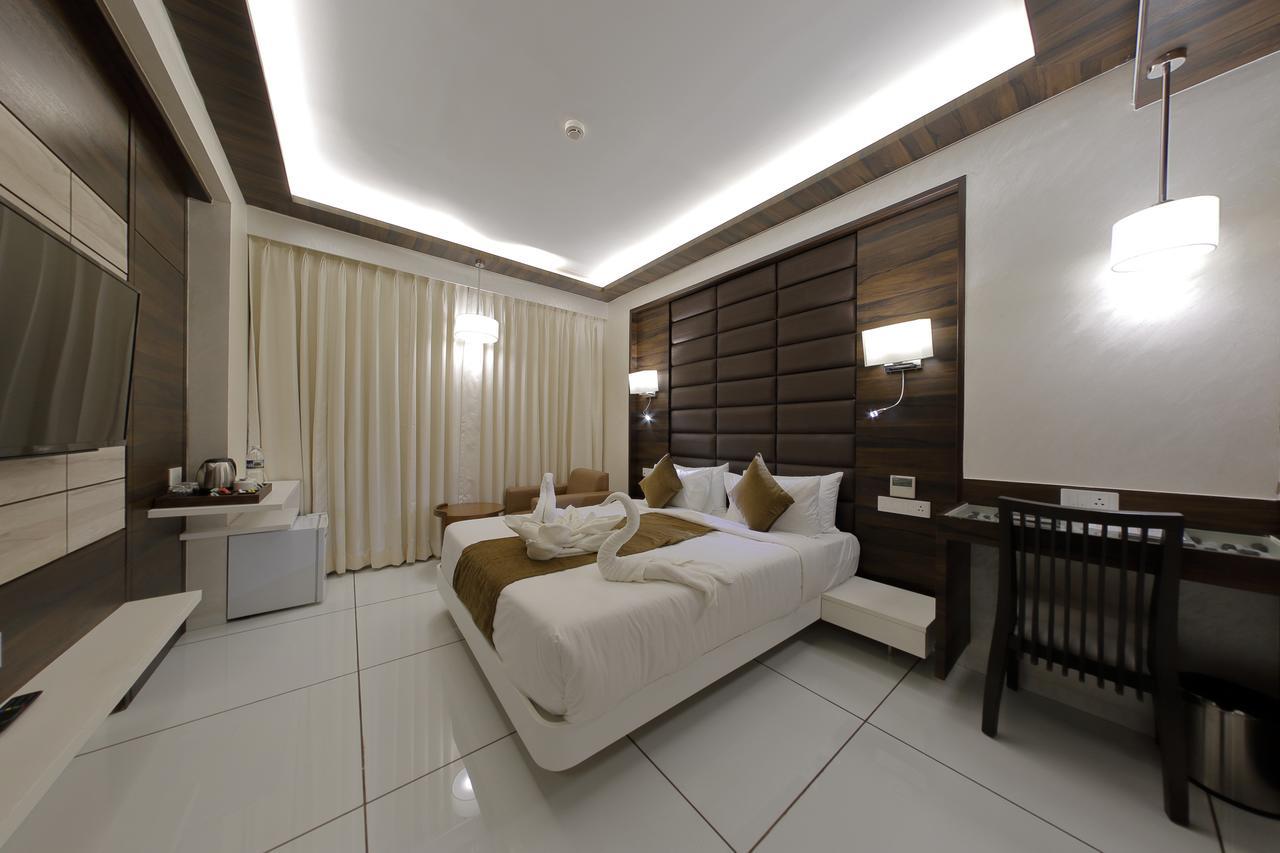 Hotel Silver Heights Ahmadabad Zewnętrze zdjęcie